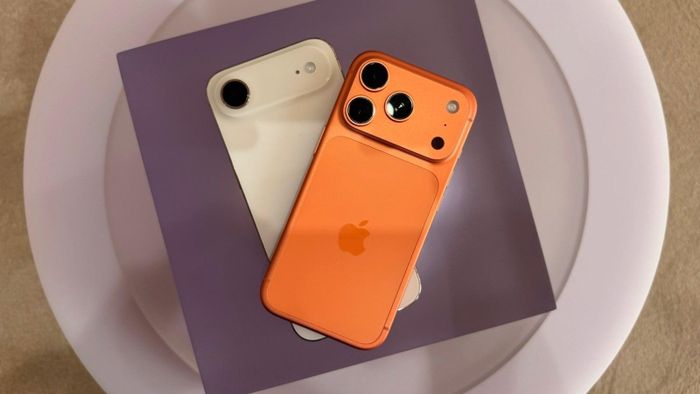  Với mức giá khởi điểm từ 1.099 USD cho bản 256 GB, bộ đôi iPhone 17 Pro và 17 Pro Max hướng đến nhóm người dùng cao cấp, mong muốn trải nghiệm thiết kế mới cùng hiệu năng mạnh mẽ. Ảnh: 9to5mac. 