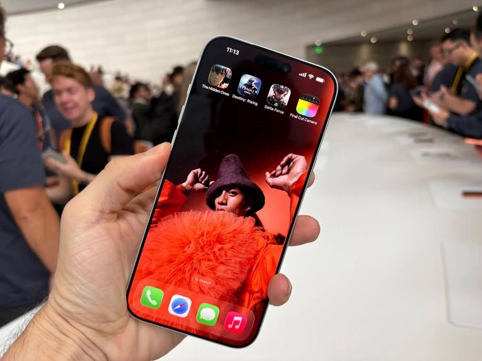  Màn hình iPhone 17 Pro Max nổi bật với viền mỏng, độ sáng cao và màu sắc sống động, thể hiện rõ ràng trong không gian trưng bày. Thiết kế mặt trước gần như toàn màn hình giúp thiết bị tạo cảm giác hiện đại và cao cấp. 