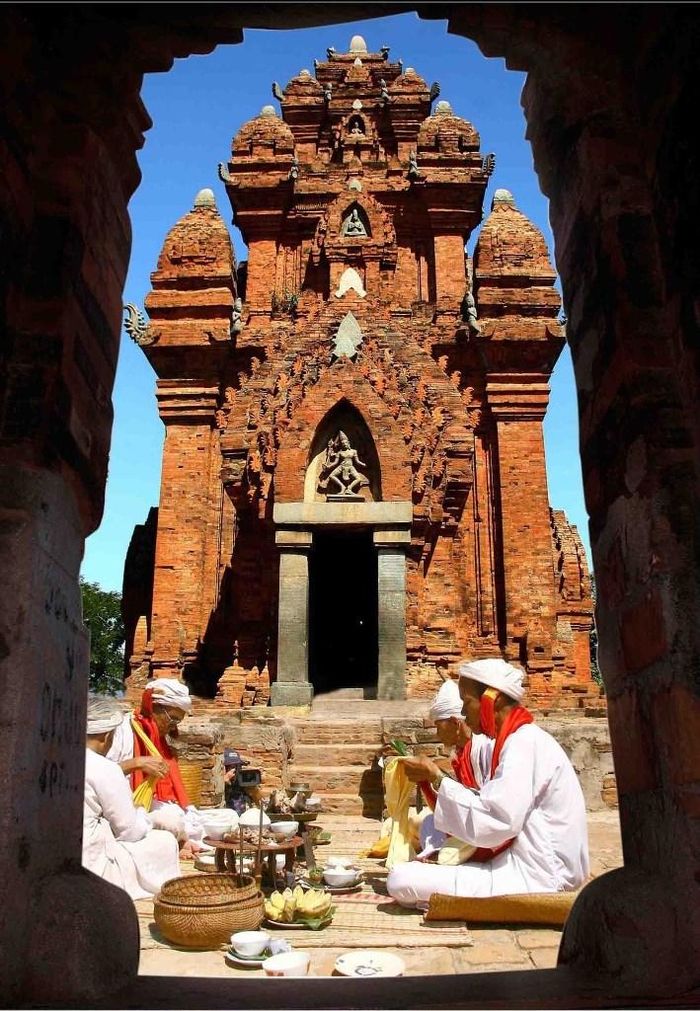 Một nghi thức thờ cúng tại Tháp Po Klong Garai