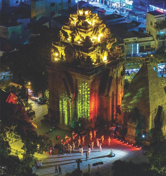 Tháp Bà Pô Nagar lung linh về đêm