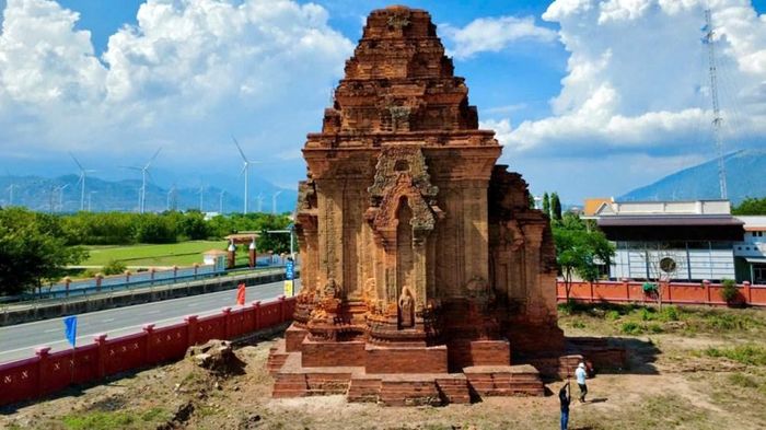 Tháp Hòa Lai có kiến trúc độc đáo
