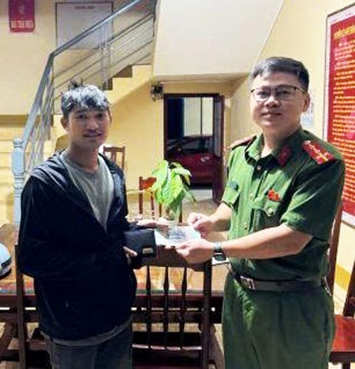 Anh Kiệt giao nộp chiếc ví nhặt được cho Công an xã Sơn Hà.