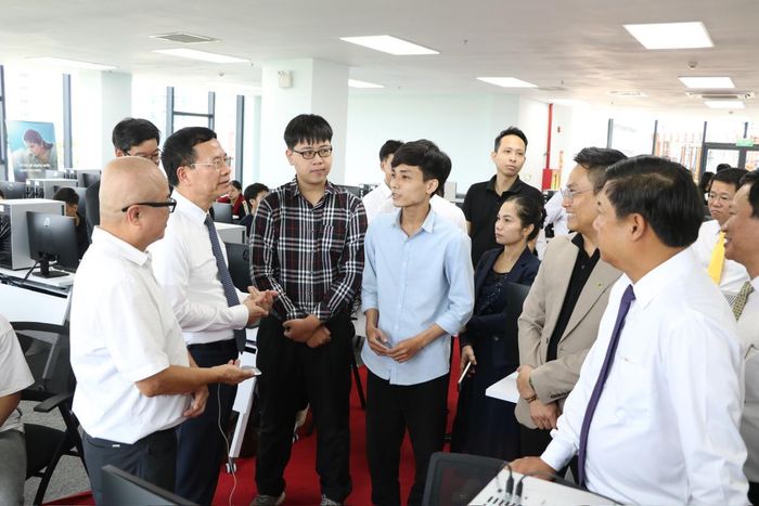 Đà Nẵng định hướng trở thành trung tâm thương mại tự do, trung tâm tài chính quốc tế, trung tâm công nghiệp, logistics, khởi nghiệp đổi mới sáng tạo.Trong ảnh: Bộ trưởng Bộ Khoa học và Công nghệ Nguyễn Mạnh Hùng cùng lãnh đạo TP Đà Nẵng tham quan lớp đào tạo thiết kế vi mạch tại Công viên phần mềm Đà Nẵng số 2.