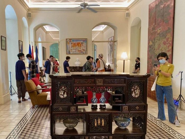 Phòng khánh tiết với tâm điểm là bức tranh sơn mài “Vườn xuân” của danh họa Nguyễn Gia Trí trên tường bên phải. Ảnh: Forbes Việt Nam