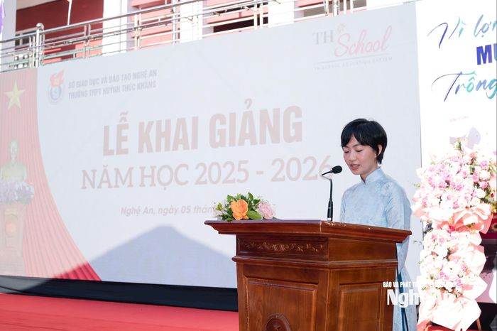 Nguyễn Hà Vy - cựu học sinh của TH School, đã quay trở lại mái trường xưa, nơi đã thay đổi cuộc đời em. Ảnh: BAB