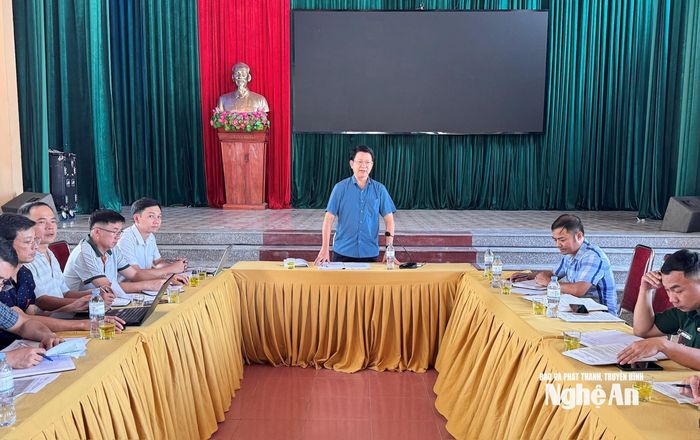 Đồng chí Trần Xuân Học - Phó Giám đốc Sở Nông nghiệp và Môi trường chủ trì cuộc làm việc, kiểm tra công tác chống khai thác IUU, gỡ thẻ vàng tại xã Quỳnh Phú. Ảnh: Nguyễn Hải