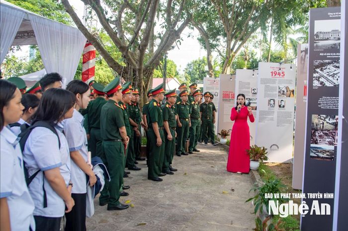 Các tầng lớp nhân dân tham quan trưng bày chuyên đề "Khát vọng tự do" tại Lễ khai trương Nhà trưng bày Xô viết Nghệ Tĩnh. Ảnh: Minh Quân