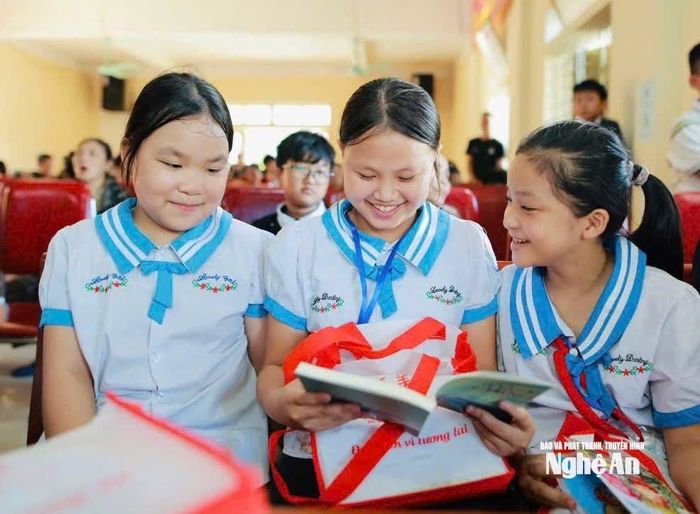 Niềm vui của học sinh khi được nhận quà. Ảnh: Hồ Hòe