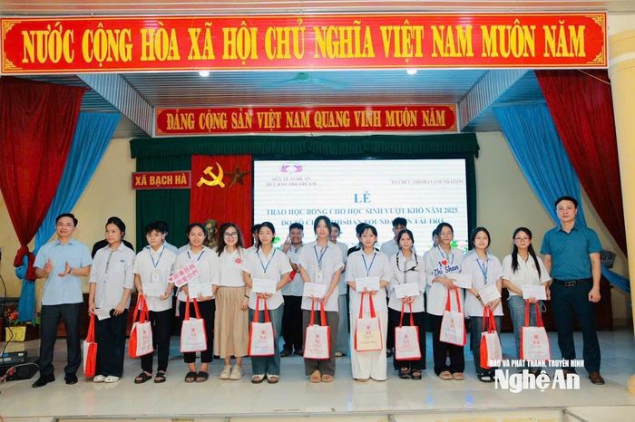 Trao tặng học bổng và quà cho học sinh tại 2 xã Vân Tụ và Bạch Hà. Ảnh: Hồ Hòe