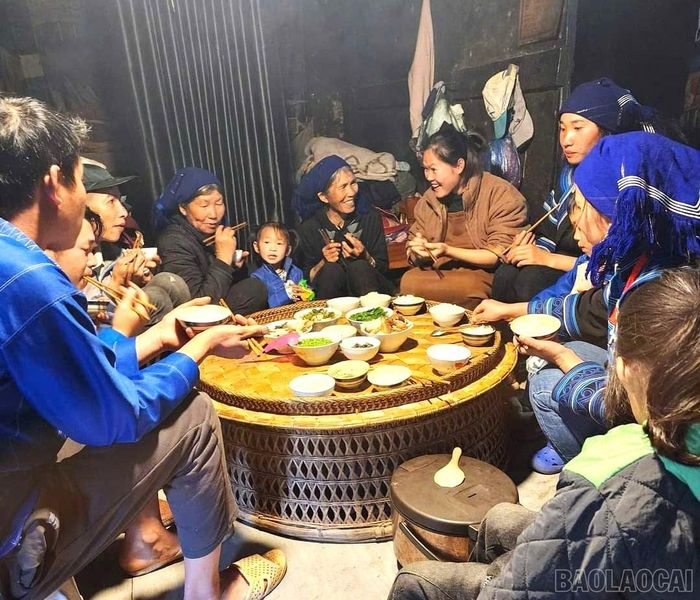  Bữa cơm mới là dịp người Hà Nhì tạ ơn đất trời, tổ tiên, cũng là thời gian gia đình đoàn viên, sum họp bên nhau. 