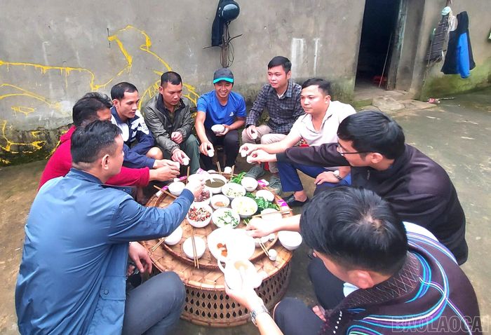  Đến các thôn, bản người Hà Nhì vào mùa cơm mới, du khách được ngắm vẻ đẹp của mùa vàng, được thưởng thức bữa cơm mới ấm áp nghĩa tình và tìm hiểu bản sắc văn hóa vùng cao. 