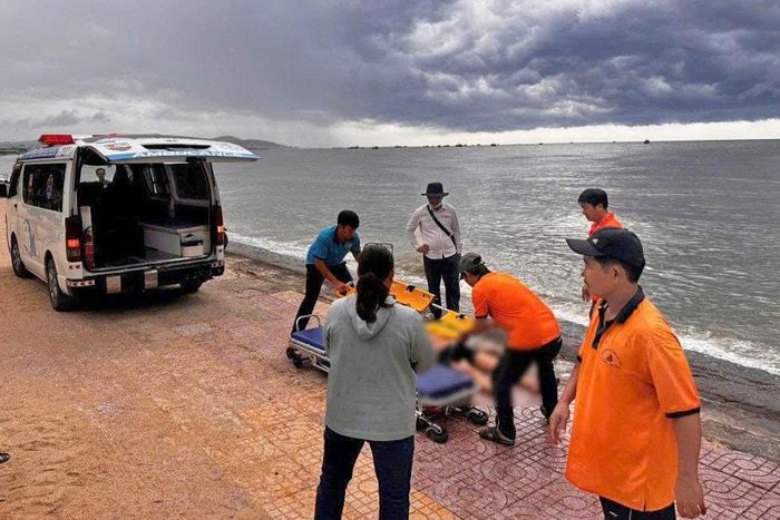 Lực lượng cứu hộ và người dân đưa nạn nhân đi cấp cứu