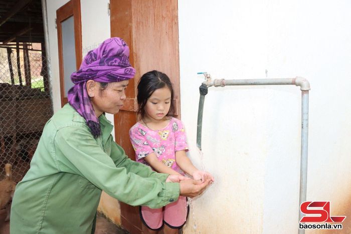 Bà con đồng bào DTTS xã Yên Châu được sử dụng nước sinh hoạt hợp vệ sinh.