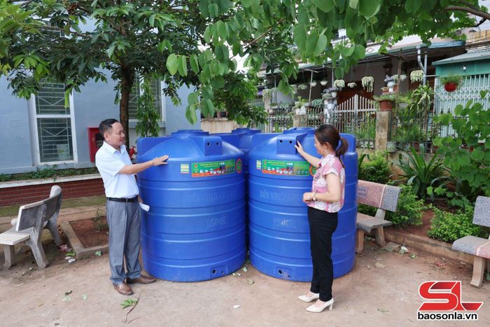 Cán bộ xã Yên Châu tiếp nhận téc nước để hỗ trợ nhân dân từ Chương trình 1719.