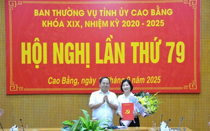 Bí thư Tỉnh ủy Quản Minh Cường trao quyết định, tặng hoa chúc mừng đồng chí Nguyễn Bích Ngọc.