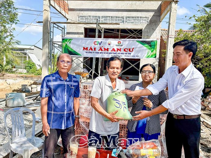 Chăm lo đời sống Nhân dân – hành động thiết thực học tập và làm theo Bác, đúng Di chúc của Người: "Phải hết lòng, hết sức phục vụ Nhân dân". (Ảnh: Lãnh đạo xã Lương Thế Trân trao quà cho hộ nghèo ấp Trần Độ).