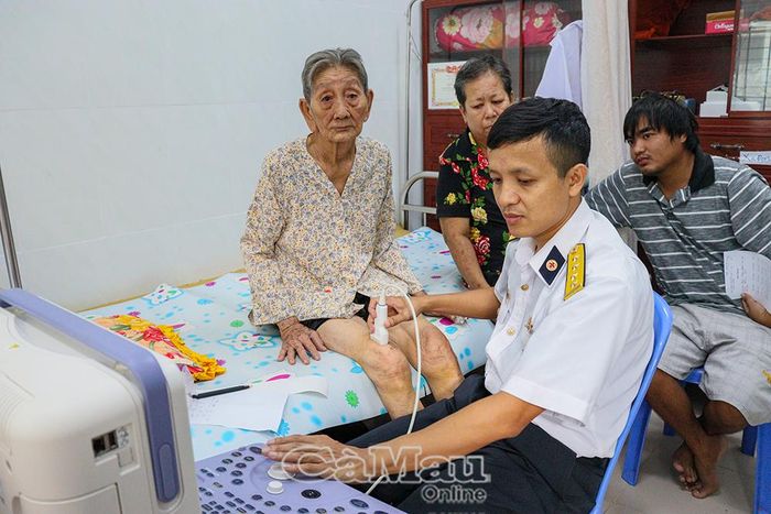 Đoàn đã khám, tư vấn và cấp phát thuốc miễn phí cho hơn 300 lượt người.