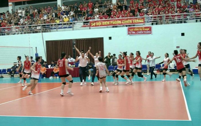 Niềm vui của các cầu thủ Binh Chủng Thông Tin sau khi bảo vệ thành công danh hiệu ĐKVĐ. Ảnh: Hải Đường