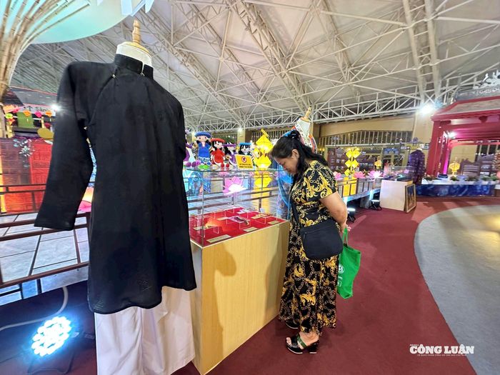 Ẩm thực Huế cũng góp mặt trong triển lãm: từ cà phê muối, chè sen đến những chiếc bánh lá, bánh in, bánh ngũ sắc… Tất cả đều thể hiện tinh tế triết lí “ăn cũng là thưởng thức văn hóa” của người Huế.