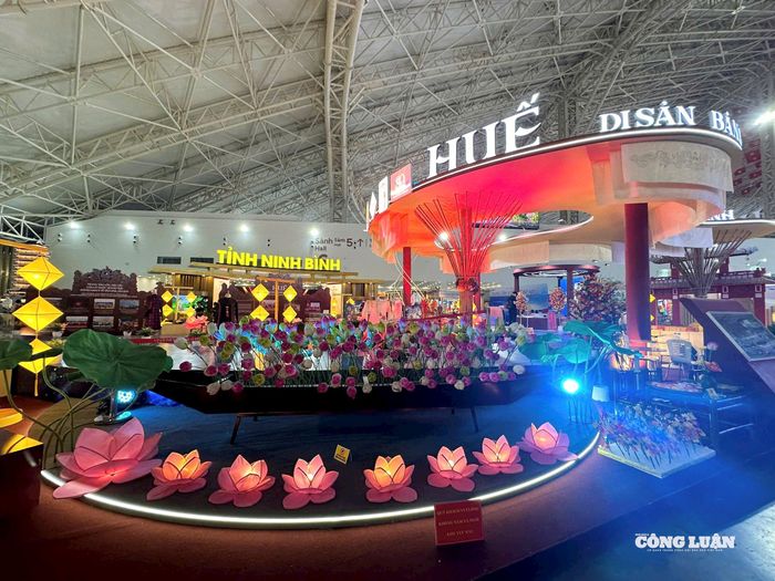 Không những thế, Huế còn là thành phố không ngừng đổi mới, hội nhập, nhưng vẫn kiên định gìn giữ bản sắc. Trong phát triển kinh tế – xã hội, Huế tập trung vào du lịch, dịch vụ chất lượng cao, y tế chuyên sâu, công nghệ thông tin và công nghiệp sạch. Không chỉ kinh tế, Huế còn đi đầu trong ứng dụng khoa học – công nghệ, từng bước khẳng định thương hiệu thành phố thông minh của Việt Nam.