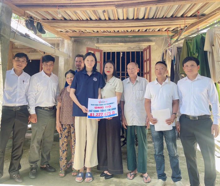 Báo VietNamNet trao món quà hơn 81 triệu đồng tới nữ sinh Tống Thị Ánh.