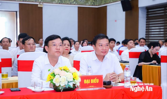 Đồng chí Lê Hồng Vinh - Phó Bí thư Tỉnh ủy, Chủ tịch UBND tỉnh, Bí thư Đảng ủy UBND tỉnh chủ trì hội nghị. Ảnh: Thành Duy