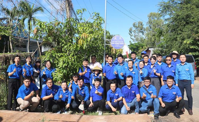 Tuổi trẻ Đoàn Thanh niên Chính phủ thực hiện công trình “Ánh sáng xanh”. Ảnh: GIA KHÁNH