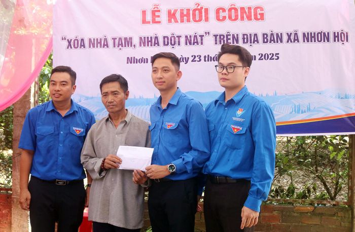 Tặng quà trong lễ khởi công nhà cho các hộ dân xã Nhơn Hội.Ảnh: GIA KHÁNH