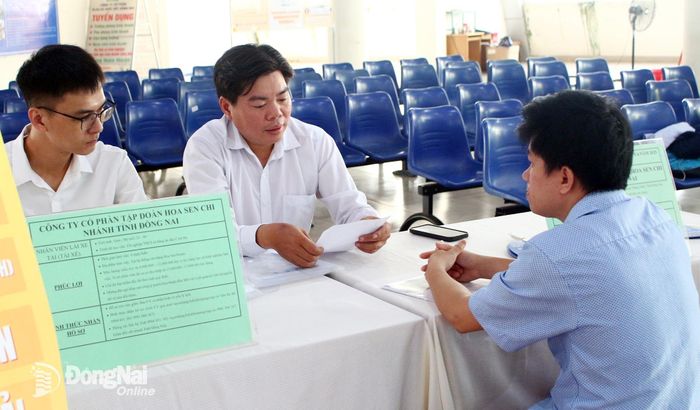 Người lao động tìm hiểu thông tin việc làm tại Trung tâm Dịch vụ việc làm tỉnh Đồng Nai. Ảnh: N.Hòa