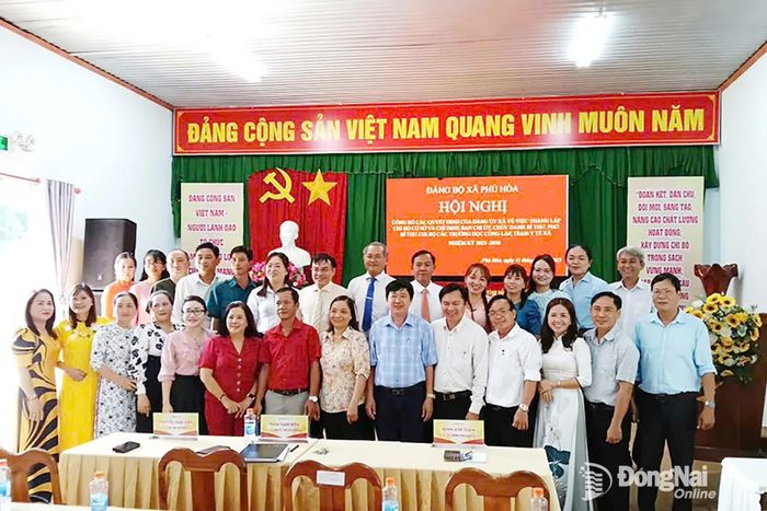 Các chi bộ mới thành lập trực thuộc Đảng bộ xã Phú Hòa ra mắt tại hội nghị. Ảnh: Đan Nhi