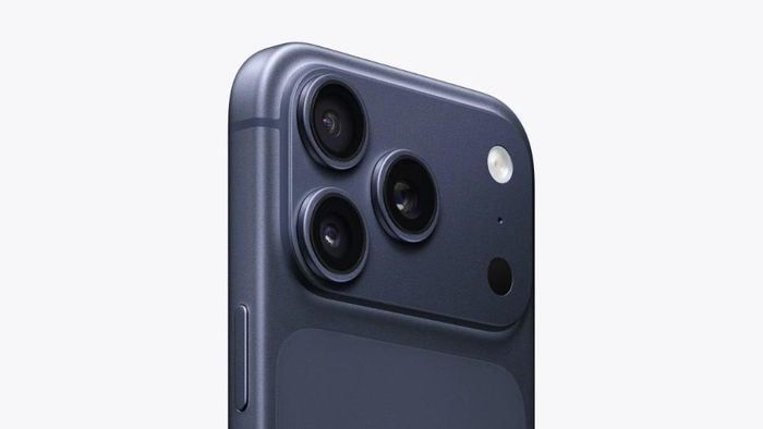 Cụm camera sau với ba cảm biến đều có độ phân giải 48 MP.