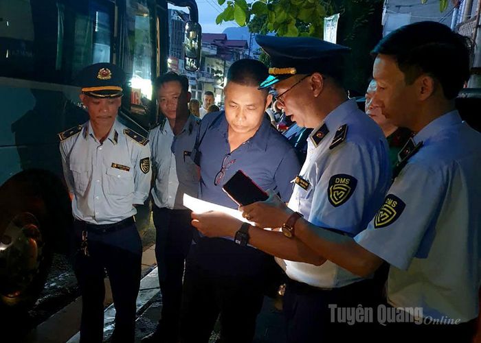 Lực lượng chức năng kiểm tra chủ phương tiện xe vận chuyển số hàng hóa vi phạm.