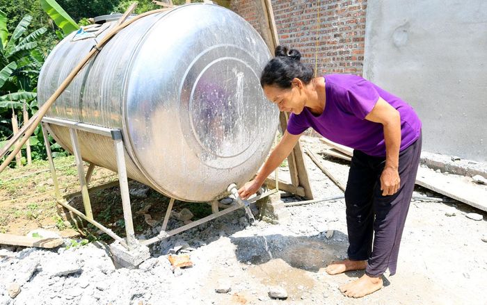 Gia đình bà Triệu Thị Nhị, thôn Phiêng Phàng, xã Thượng Minh, được hỗ trợ téc inox để dự trữ nước, phục vụ nhu cầu sinh hoạt hằng ngày của gia đình.