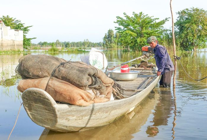 Năm nay, nước nổi về sớm hơn, người dân thượng nguồn An Giang cũng chuẩn bị ngư cụ đi đón lộc mùa nước nổi.
