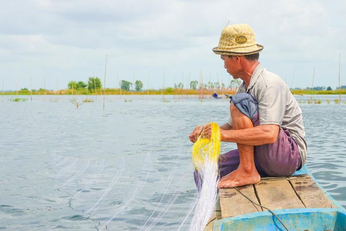 Theo người dân, thượng nguồn An Giang, đỉnh điểm mùa nước nổi từ tháng 9 đến tháng 11. Cứ như vậy, từ bao đời nay, người dân nơi đây đã coi mùa nước nổi là mùa của sự sống. Bởi, cá tôm sinh sôi, phù sa bồi đắp, cây bông điên điển vàng rực ven bờ…