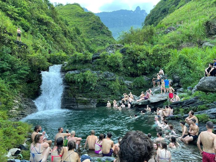  Đông khách Tây vui chơi ở chân thác Du Già, năm 2024. Ảnh: Pachidua Ecolodge. 