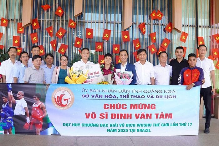 Lãnh đạo Sở VHTTDL, Trung tâm Huấn luyện và Thi đấu TDTT tỉnh Quảng Ngãi, lãnh đạo xã Sơn Mai, người hâm mộ và người thân đón Đinh Văn Tâm tại sân bay