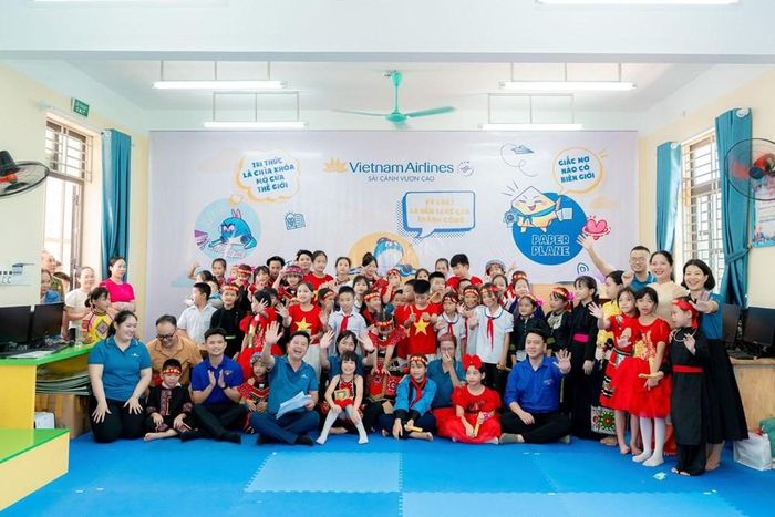 Cán bộ nhân viên Vietnam Airlines cùng các em học sinh vui mừng trong ngày khánh thành “Thư viện xanh”, biến ước mơ về một không gian học tập đầy màu sắc thành hiện thực