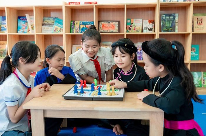 Các em nhỏ hào hứng chơi cờ vua trong không gian “Thư viện xanh”, nơi nuôi dưỡng niềm vui học tập và kết nối bạn bè