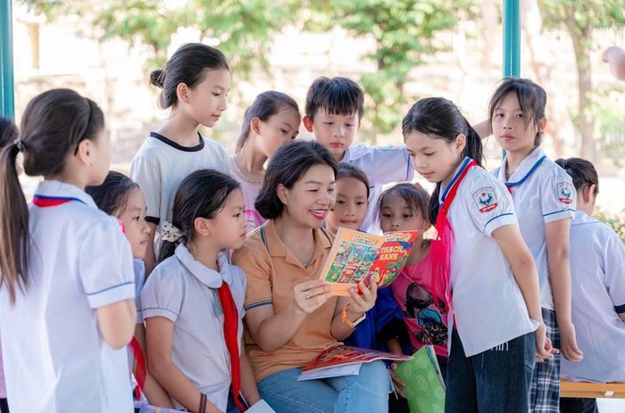 Cán bộ, nhân viên Vietnam Airlines đọc truyện cho các em nhỏ, mang đến niềm vui và khơi dậy tình yêu sách trong dự án “Thư viện xanh”