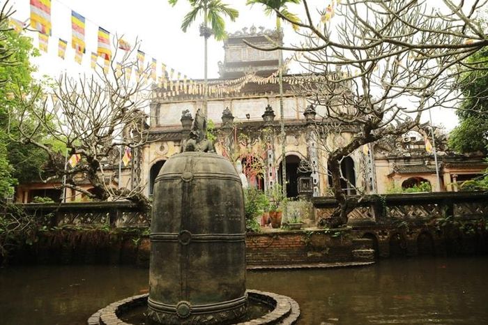Chùa Cổ Lễ còn lưu giữ 1 quả chuông nặng 9 tấn, nằm giữa hồ trước chính điện. Ảnh: namdinh.org.vn