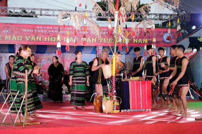 Đồng bào M’nông tái hiện nghi thức cúng trong Lễ Tăm Blang M'prang Bon. Ảnh: T.Minh