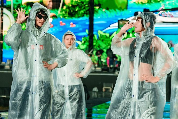  Concert bắt đầu đón khách từ 11h30 ngày 13/9. Ban tổ chức khuyến cáo khán giả đến sớm để chọn vị trí thuận lợi. Người hâm mộ nên lưu ý chuẩn bị vật dụng cần thiết đề phòng mưa như áo mưa tái sử dụng, khăn nén, túi chống nước và mũ bảo vệ thiết bị điện tử... 