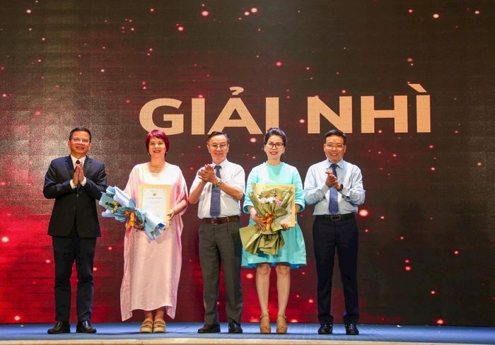 BTC trao giải Nhì cho tác giả Diễm Quỳnh và Thanh Phong.