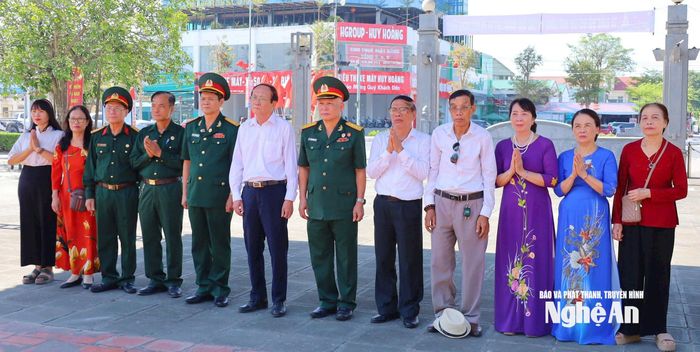 Dâng hương tưởng niệm các anh hùng liệt sĩ tại Khu Di tích Xô viết Nghệ Tĩnh ở xã Hưng Nguyên. Ảnh: Kiều Hoa