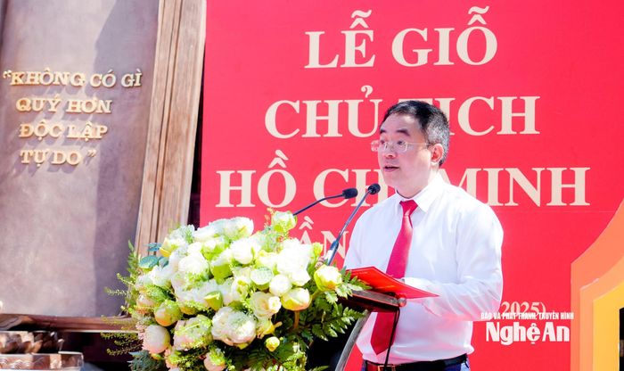 Đồng chí Nguyễn Xuân Đức - Bí thư Đảng ủy, Chủ tịch HĐND xã Kim Liên trình bày diễn văn tưởng niệm Chủ tịch Hồ Chí Minh. Ảnh: Phạm Bằng