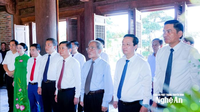 Các đồng chí lãnh đạo, nguyên lãnh đạo Trung ương, tỉnh Nghệ An dâng lễ, dâng hương tưởng niệm Chủ tịch Hồ Chí Minh tại đền Chung Sơn - đền thờ gia tiên Bác Hồ. Ảnh: Phạm Bằng