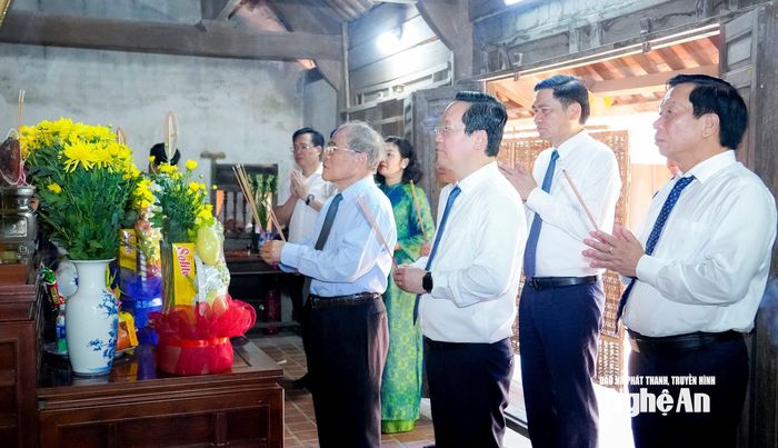 Các đồng chí lãnh đạo, nguyên lãnh đạo Trung ương, tỉnh Nghệ An dâng lễ, dâng hương tưởng niệm tại nhà cụ Nguyễn Sinh Nhậm - ông nội Chủ tịch Hồ Chí Minh. Ảnh: Phạm Bằng