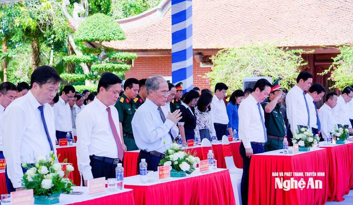 Các đồng chí lãnh đạo, nguyên lãnh đạo Trung ương, tỉnh Nghệ An cùng các đại biểu dự lễ dành phút mặc niệm tưởng nhớ công lao to lớn của Chủ tịch Hồ Chí Minh. Ảnh: Phạm Bằng