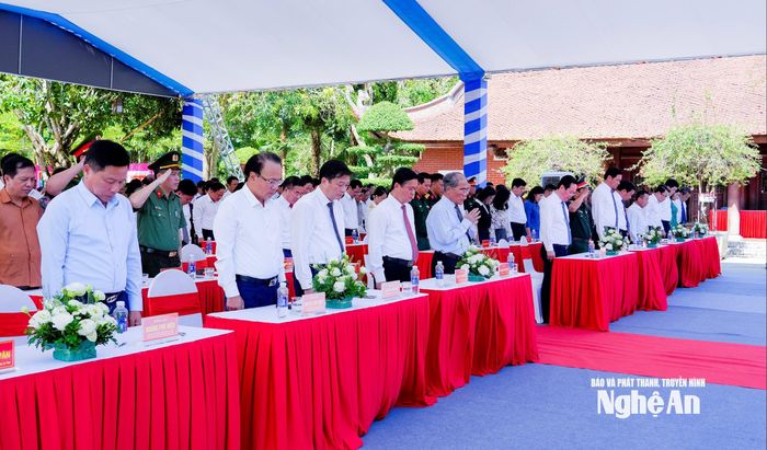 Các đồng chí lãnh đạo, nguyên lãnh đạo Trung ương, tỉnh Nghệ An cùng các đại biểu dự lễ dành phút mặc niệm tưởng nhớ công lao to lớn của Chủ tịch Hồ Chí Minh. Ảnh: Phạm Bằng